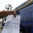 Referencial. La gente reclama aumento en el valor de las planillas de luz.