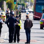 Policías e investigadores en la escena del crimen