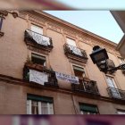La mujer habita al frente del restaurante, que en su terraza cuenta con un espacio para clientes.