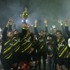 El festejo de Parma tras coronarse campeones en la Liga Barrial Guápulo.