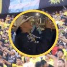 Hincha de Barcelona que celebró junto a hinchas de Talleres.