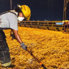 Personal de Bomberos ayudó en la limpieza de la calzada.