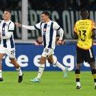 AMDEP1272. CÓRDOBA (ARGENTINA), 08/05/2024.- Rubén Botta (i) de Talleres celebra su gol con Marcos Portillo (c) este miércoles, en un partido de la fase de grupos de la Copa Libertadores entre Talleres y Barcelona SC en el estadio Mario Alberto Kempes en Córdoba (Argentina). EFE/ Ariel Alejandro Carreras
