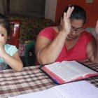 Marjorie continúa dando su amor de madre a su nieta.