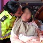 La sargento brinda los cuidados diarios a su pequeña.