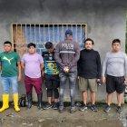 Robinson León Arébalo (buzo negro) fue detenido en Cascales, Sucumbíos.