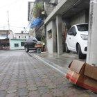 El asesinato ocurrió en un callejón. En el sitio donde cayó el cuerpo dejaron un cartón con velas encendidas adentro.