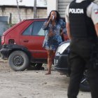 Una mujer que intentó auxiliar al hombre asesinado quedó con su ropa cubierta de sangre.
