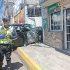 La parte en la que viajaba la copiloto terminó completamente destruida.
