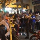 La policía busca identificar al motorizado con casco que disparó al guardia.