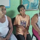 La madre junto a sus parientes que la cuidan. Ella tiene esperanza en que le ayuden a aliviar su sufrimiento.