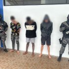 Aquí se observa a tres de los cuatro sujetos aprehendidos.