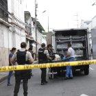 El cuerpo habría sido arrastrado una cuadra desde una vivienda. En esa casa, la víctima supuestamente se ‘piteó’ por un robo y lo asesinaron.