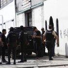 1. Los sospechosos fueron aprehendidos en la misma vivienda donde se produjo el crimen. Esta casa fue inspeccionada por un grupo de agentes policiales.