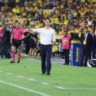 Josep Alcácer en el Monumental, viendo como su Liga de Quito no estaba en nada.
