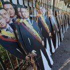 Varias figuras de cartón, con la imagen del presidente Daniel Noboa se han colocado en las cercanías de la Asamblea Nacional