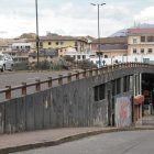 María y su bebé fueron salvadas por miembros policiales. Ella estaba a punto de lanzarse del puente de La Marín, en el centro de Quito, alegando haber sufrido maltrato.