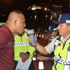 Los agentes realizaron pruebas de alcoholemia a los conductores detenidos durante el operativo de control.