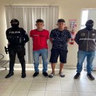 Los sospechosos se encontraban en una vivienda. Fueron detenidos por agentes policiales y llevados hacia una unidad judicial.