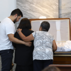 Amigos y familiares le dan el último adiós.