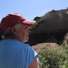 La tarde del miércoles y la mañana de ayer siguió cayendo la tierra hacia el fondo de la hondonada.
