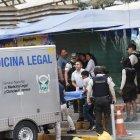 Los cuerpos quedaron tendidos en uno de los pasillos del sitio. Policías retiraron los cadáveres.