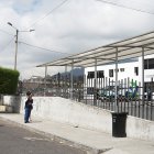 Una guía penitenciaria resultó herida y fue ingresada de urgencia al hospital Pablo Arturo Suárez, en el norte de Quito.
