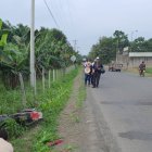 El hombre quedó a un lado de la vía.