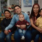 La joven familia vive en un departamento en el sur de Quito. También tienen una perrita de mascota.