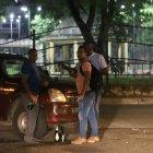En las noches, gente se instala a beber alcohol en la vía pública alrededor de la cancha de fútbol de la ciudadela. Fines de semana es peor.