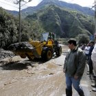 Fotografía cedida por la Presidencia de Ecuador que muestra al ministro de Transporte y Obras Públicas, Roberto Luque (der.) y al secretario de la Administración Pública, Arturo Félix Wong (izq.), este 17 de junio de 2024 en una de las zonas afectadas por las fuertes lluvias en el país andino.