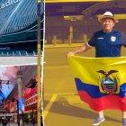 Fernando Gato Álvarez, y su bandera en el Allegiant Stadium de Las Vegas