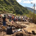 La vía se encuentra con toneladas de tierra, lo que evita el paso normal de vehículos.