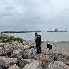 La policía da vueltas por la playa ante los últimos acontecimientos.