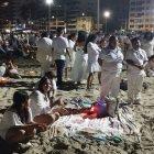 Cientos de devotos esperan a que sean las 00:00