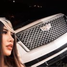 El auto es un Cadillac modelo Escalade