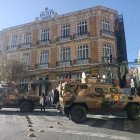 Fotografía de dos tanques militares frente a la sede del Gobierno de Bolivia, este miércoles en La Paz (Bolivia). El vicepresidente de Bolivia, David Choquehuanca, denunció este miércoles que se desarrolla un "Golpe de Estado" contra el Gobierno de Luis Arce, luego que un tanque entrará a la fuerza a la sede del Ejecutivo en la ciudad de La Paz.