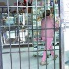 María tuvo que colocar rejas metálicas para evitar otro atraco violento.