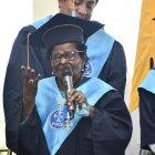 Petita Palma es la figura más importante del folclor afroesmeraldeño. Aquí recibe el máximo honor de la academia.