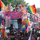 Carros alegóricos fueron copados por los participantes de la Marcha.