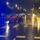 En este vehículo rojo se movilizaban tres personas que fueron baleadas. Dos de ellas perdieron la vida.