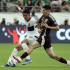 Kendry Paez y Gerardo Arteaga de México luchando por la pelota.