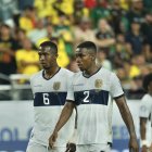 William Pacho (i) y Félix Torres lucieron contrariados en uno de los momentos del partido ante México.