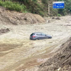 Un vehículo quedó en medio del deslave.