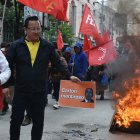 Durante la manifestación empezaron a quemar llantas.