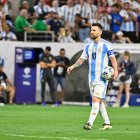 Lionel Messi pierde el penal, pero el Dibu Martínez ataja dos de Ecuador.