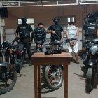 La policía detuvo a los dos antisociales, que son menores de edad.