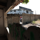 El en terreno baldío constantemente entran personas, lo que genera temor entre los vecinos.