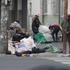 Los ‘cachineros’ dañan las fundas de basura y dejan los desperdicios regados.