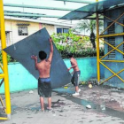 Consumidores desvalijan las estructuras del Malecón del Salado.